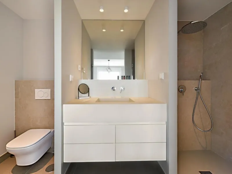 Luxury 3 bedroom apartment with stunning sea views in the modern Monte Paraiso complex in Fuengirola southern Spain. This modern apartment was completed in 2019 and stylishly decorated with modern furniture and beds with high-quality mattresses. The spaci