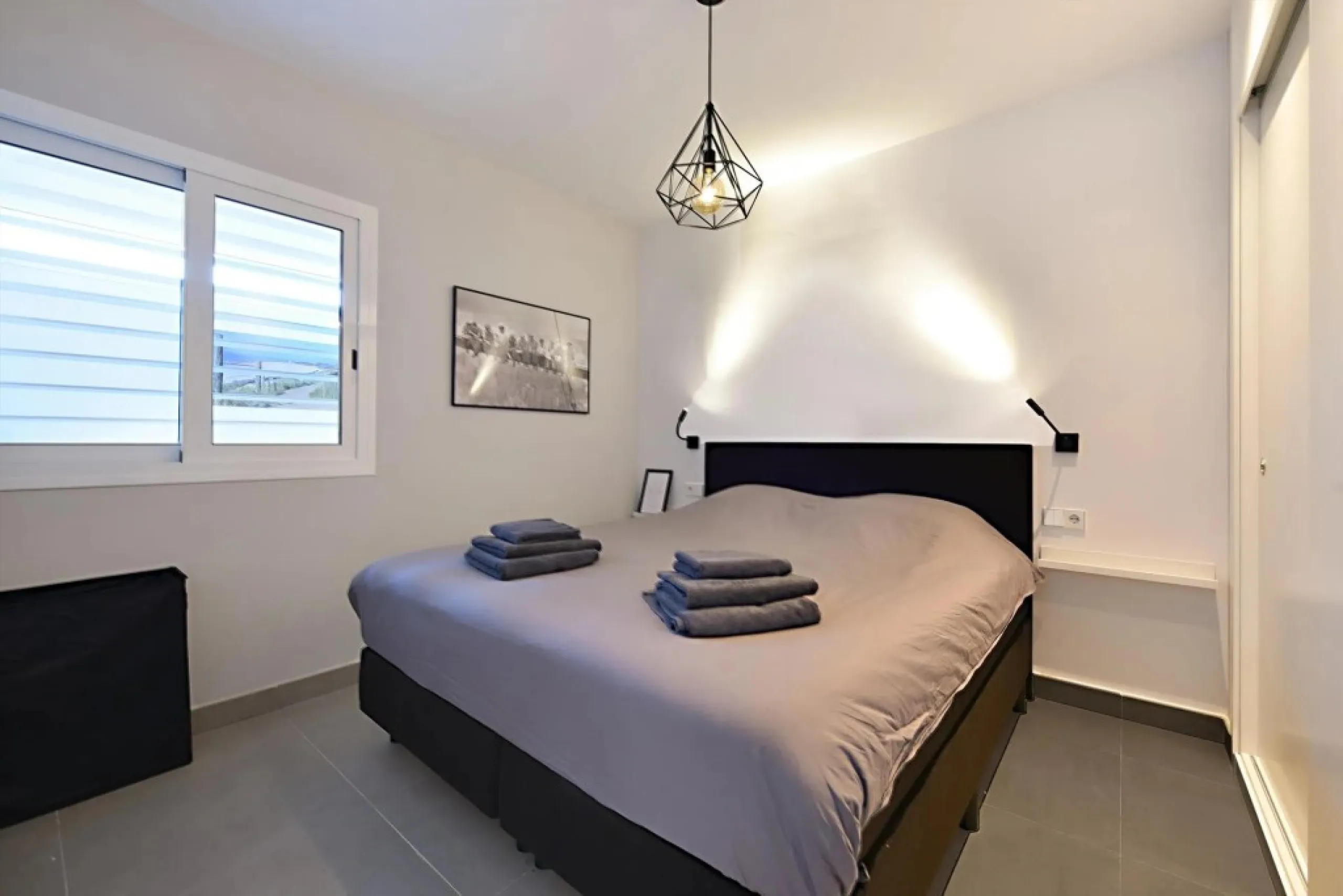 Luxury 3 bedroom apartment with stunning sea views in the modern Monte Paraiso complex in Fuengirola southern Spain. This modern apartment was completed in 2019 and stylishly decorated with modern furniture and beds with high-quality mattresses. The spaci