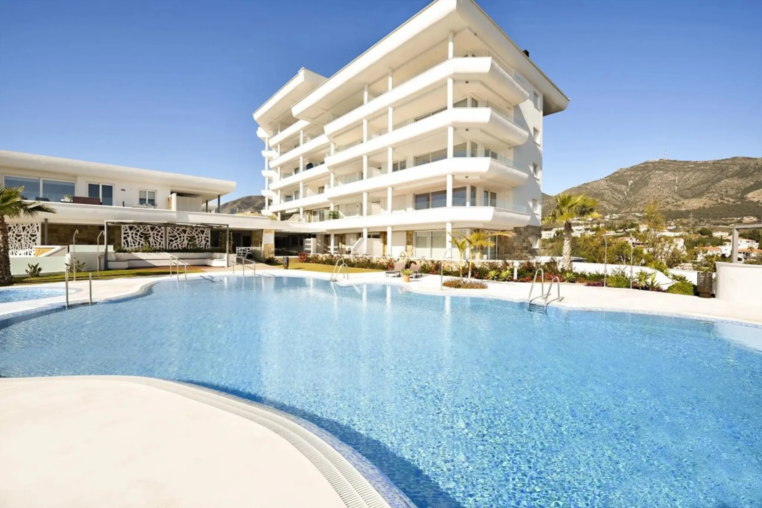 Luxury 3 bedroom apartment with stunning sea views in the modern Monte Paraiso complex in Fuengirola southern Spain. This modern apartment was completed in 2019 and stylishly decorated with modern furniture and beds with high-quality mattresses. The spaci
