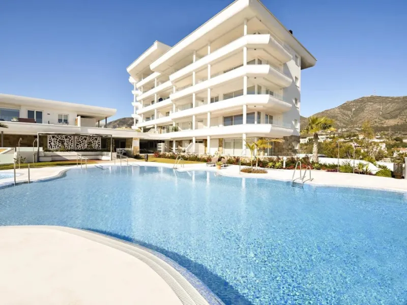 Luxury 3 bedroom apartment with stunning sea views in the modern Monte Paraiso complex in Fuengirola southern Spain. This modern apartment was completed in 2019 and stylishly decorated with modern furniture and beds with high-quality mattresses. The spaci