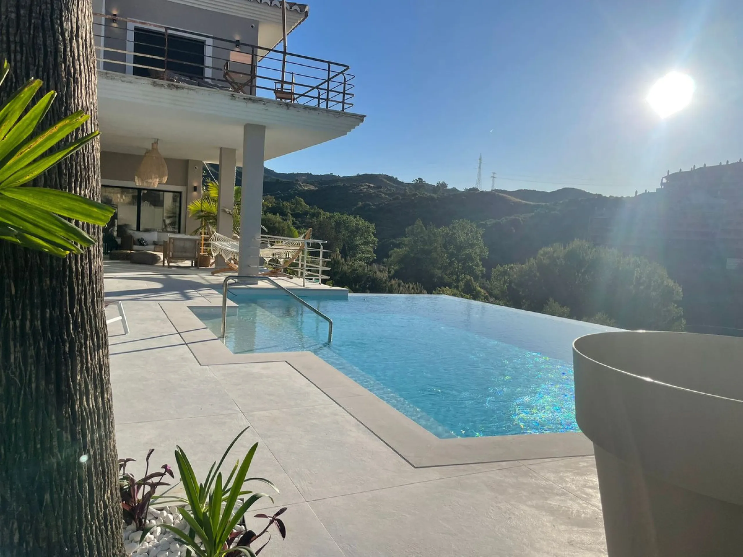 A unique property located on the first line golf of the Santa Maria Golf Course with breathtaking sea views. This large villa (468m2 living space and 200m2 balconies and terraces) on a large plot of 1335m2 is fully renovated to the highest standards. It o