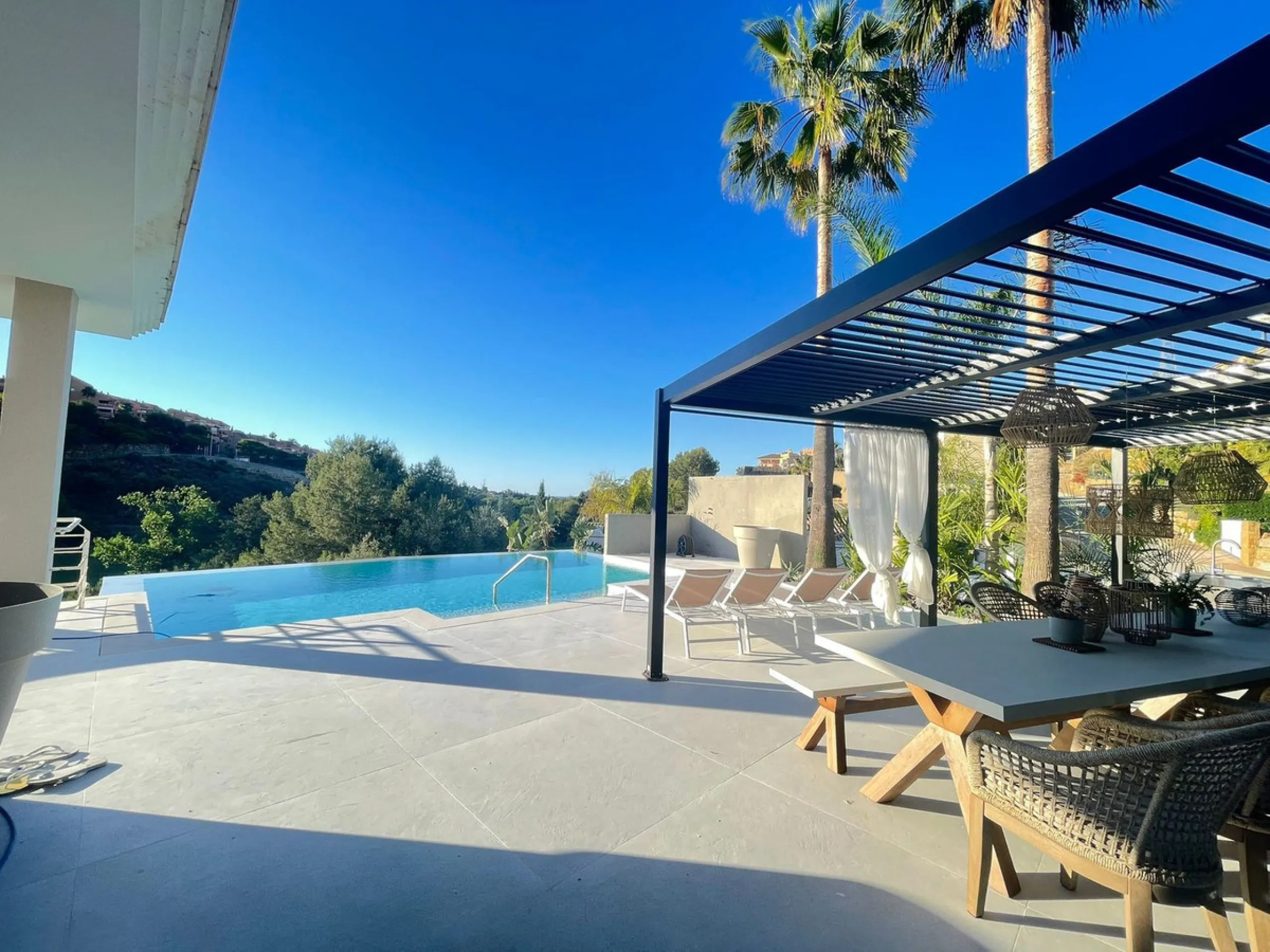 A unique property located on the first line golf of the Santa Maria Golf Course with breathtaking sea views. This large villa (468m2 living space and 200m2 balconies and terraces) on a large plot of 1335m2 is fully renovated to the highest standards. It o