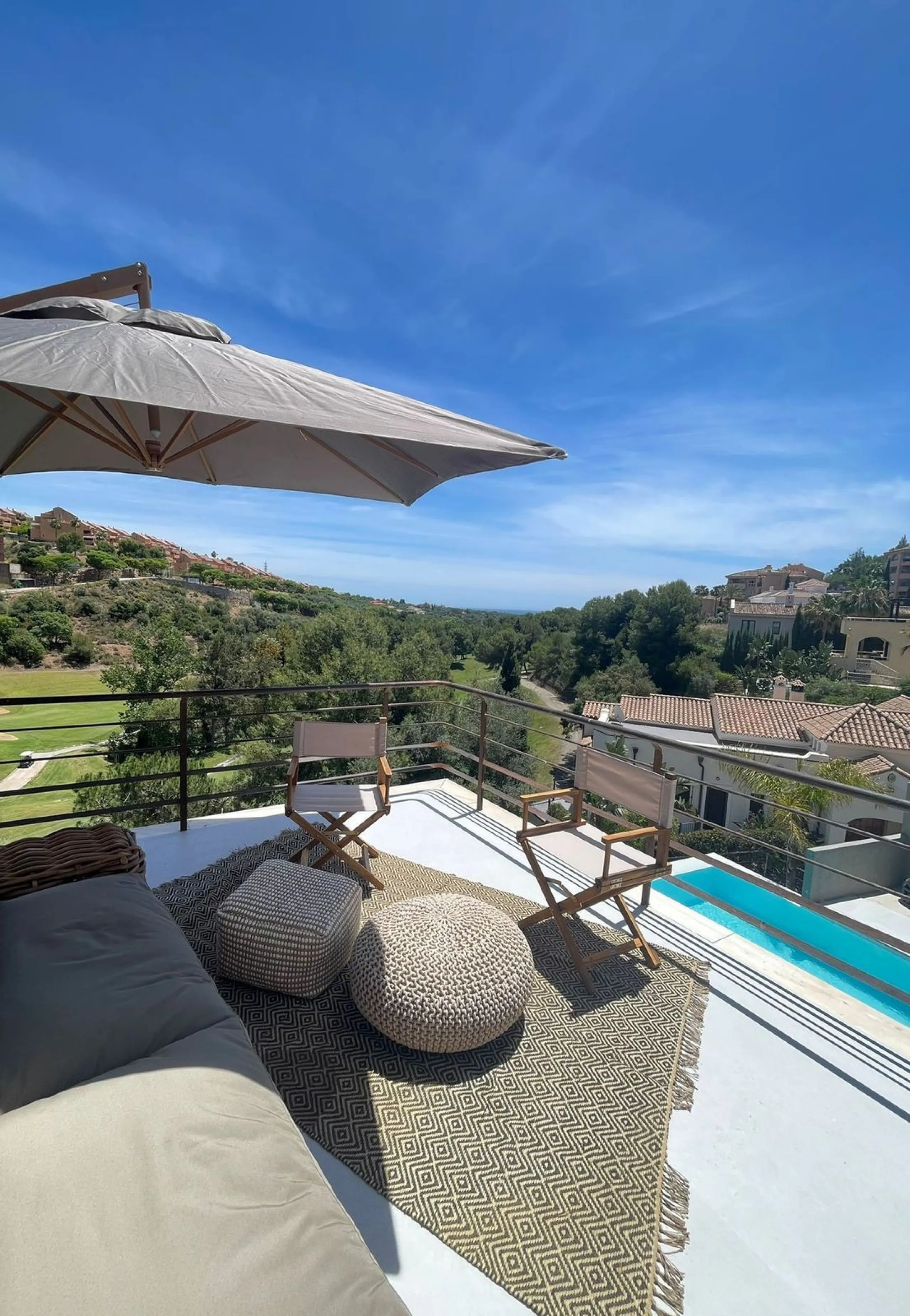 A unique property located on the first line golf of the Santa Maria Golf Course with breathtaking sea views. This large villa (468m2 living space and 200m2 balconies and terraces) on a large plot of 1335m2 is fully renovated to the highest standards. It o