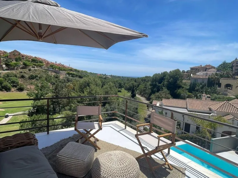 A unique property located on the first line golf of the Santa Maria Golf Course with breathtaking sea views. This large villa (468m2 living space and 200m2 balconies and terraces) on a large plot of 1335m2 is fully renovated to the highest standards. It o