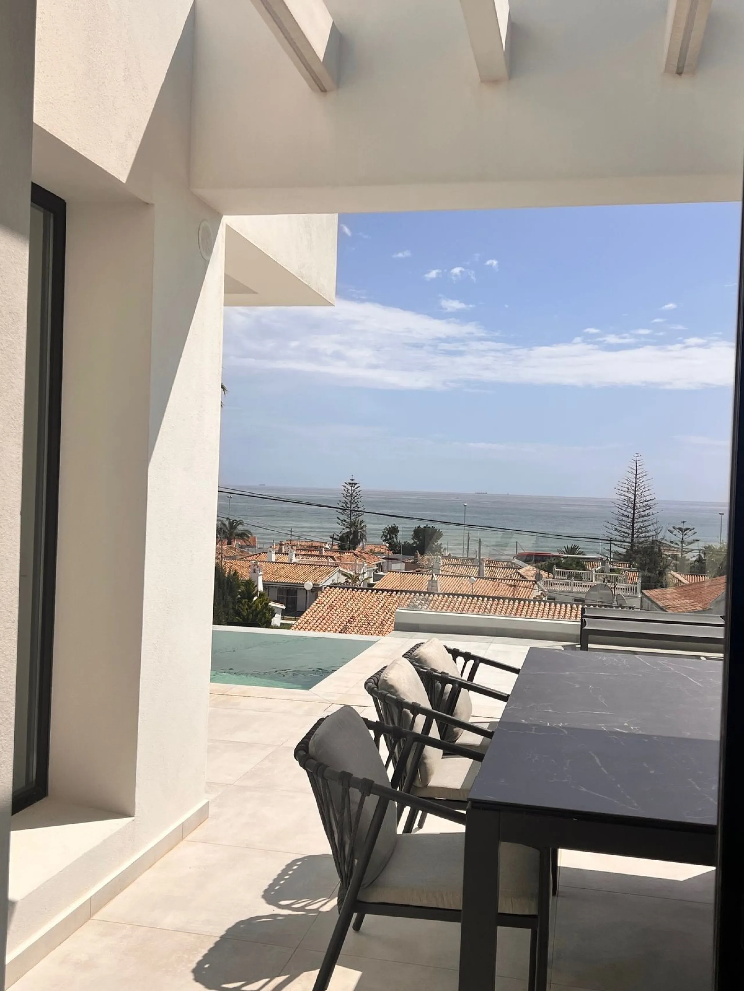 In an exceptional location, just 280 metres from the sea and the new El Chaparral promenade, you will find this impressive modern villa with truly fantastic panoramic sea views – a rarity at such a short distance from the coast.