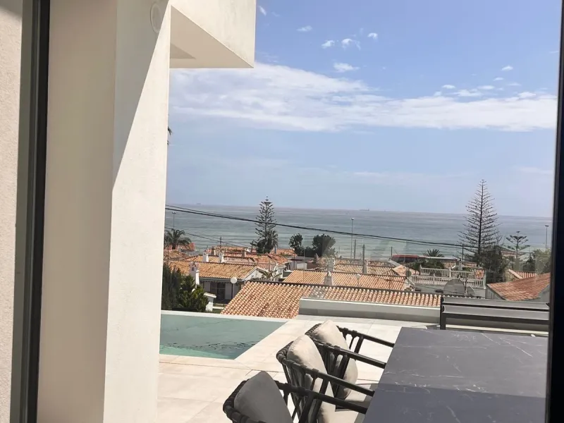 In an exceptional location, just 280 metres from the sea and the new El Chaparral promenade, you will find this impressive modern villa with truly fantastic panoramic sea views – a rarity at such a short distance from the coast.