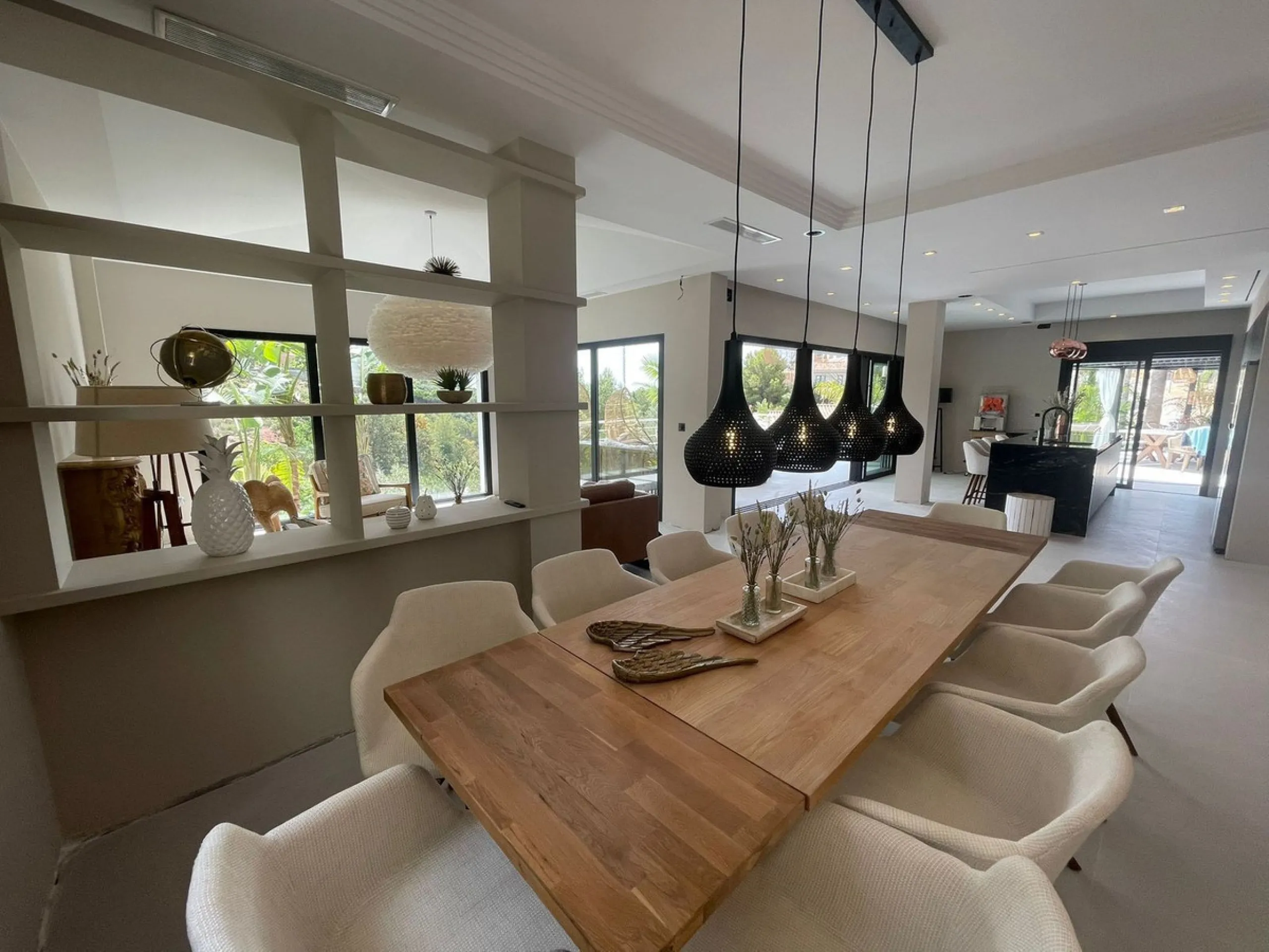 A unique property located on the first line golf of the Santa Maria Golf Course with breathtaking sea views. This large villa (468m2 living space and 200m2 balconies and terraces) on a large plot of 1335m2 is fully renovated to the highest standards. It o