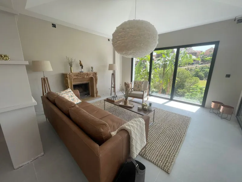 A unique property located on the first line golf of the Santa Maria Golf Course with breathtaking sea views. This large villa (468m2 living space and 200m2 balconies and terraces) on a large plot of 1335m2 is fully renovated to the highest standards. It o
