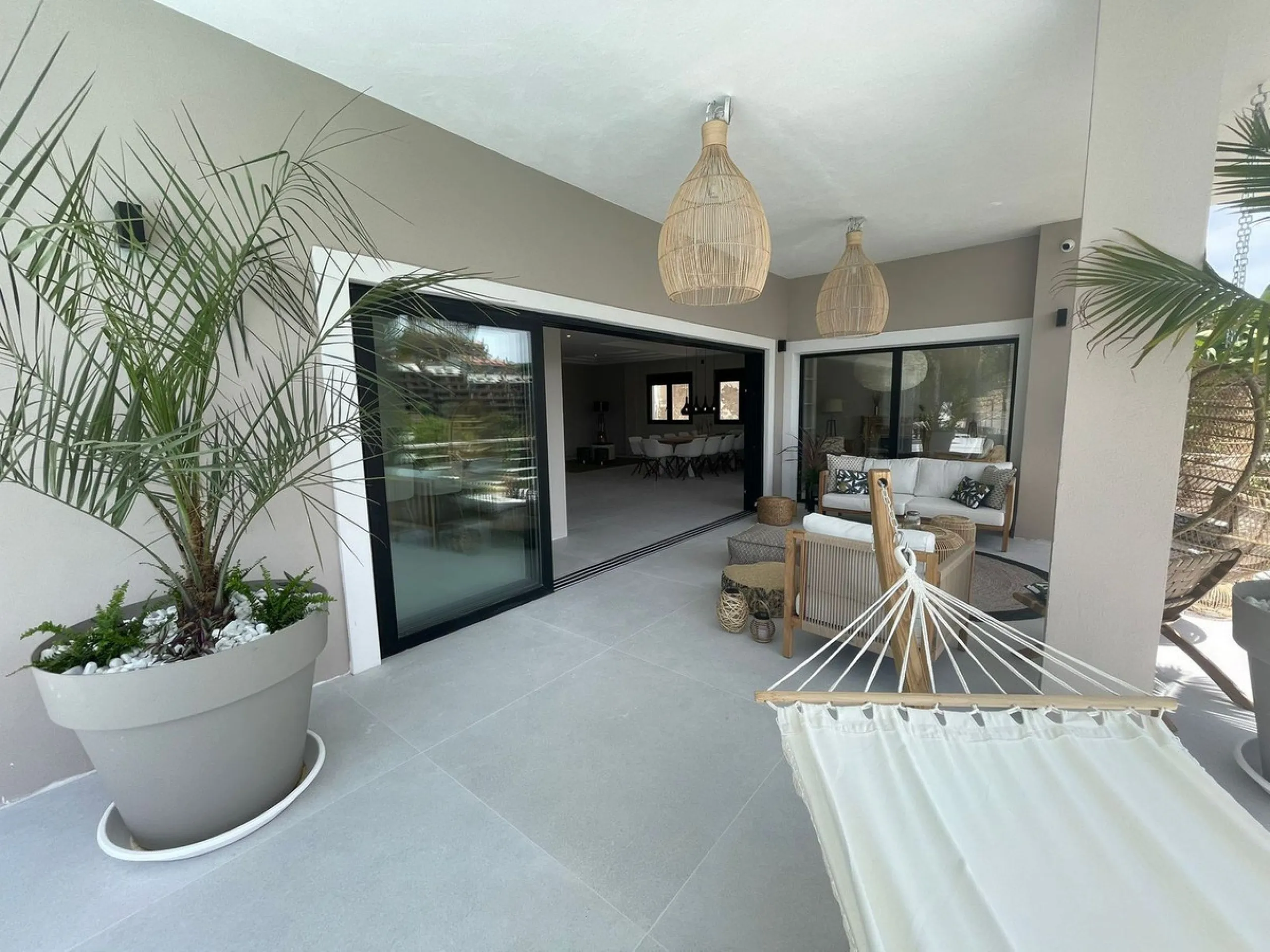 A unique property located on the first line golf of the Santa Maria Golf Course with breathtaking sea views. This large villa (468m2 living space and 200m2 balconies and terraces) on a large plot of 1335m2 is fully renovated to the highest standards. It o