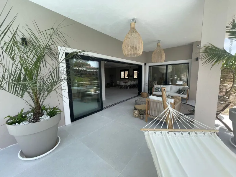 A unique property located on the first line golf of the Santa Maria Golf Course with breathtaking sea views. This large villa (468m2 living space and 200m2 balconies and terraces) on a large plot of 1335m2 is fully renovated to the highest standards. It o