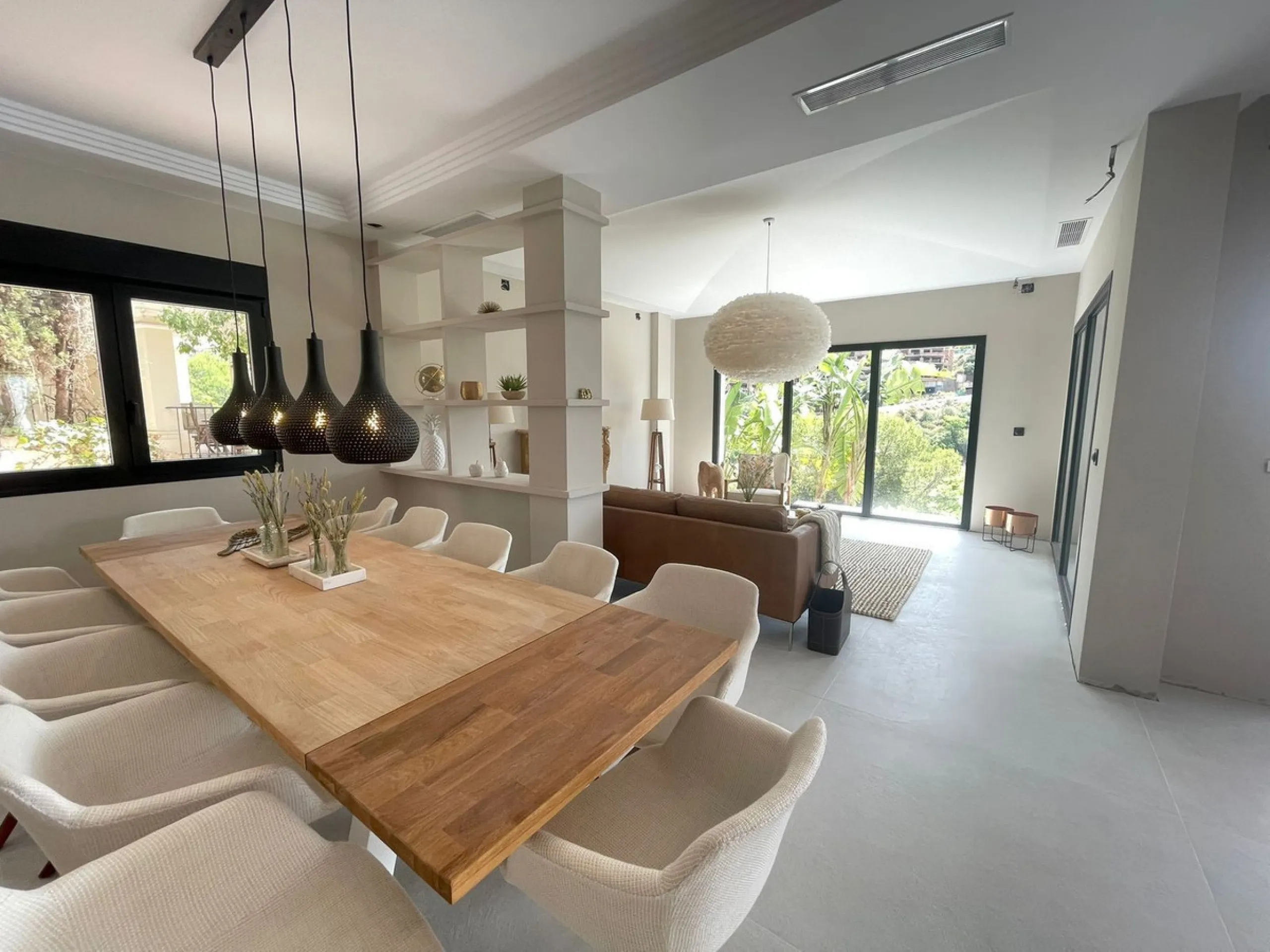 A unique property located on the first line golf of the Santa Maria Golf Course with breathtaking sea views. This large villa (468m2 living space and 200m2 balconies and terraces) on a large plot of 1335m2 is fully renovated to the highest standards. It o