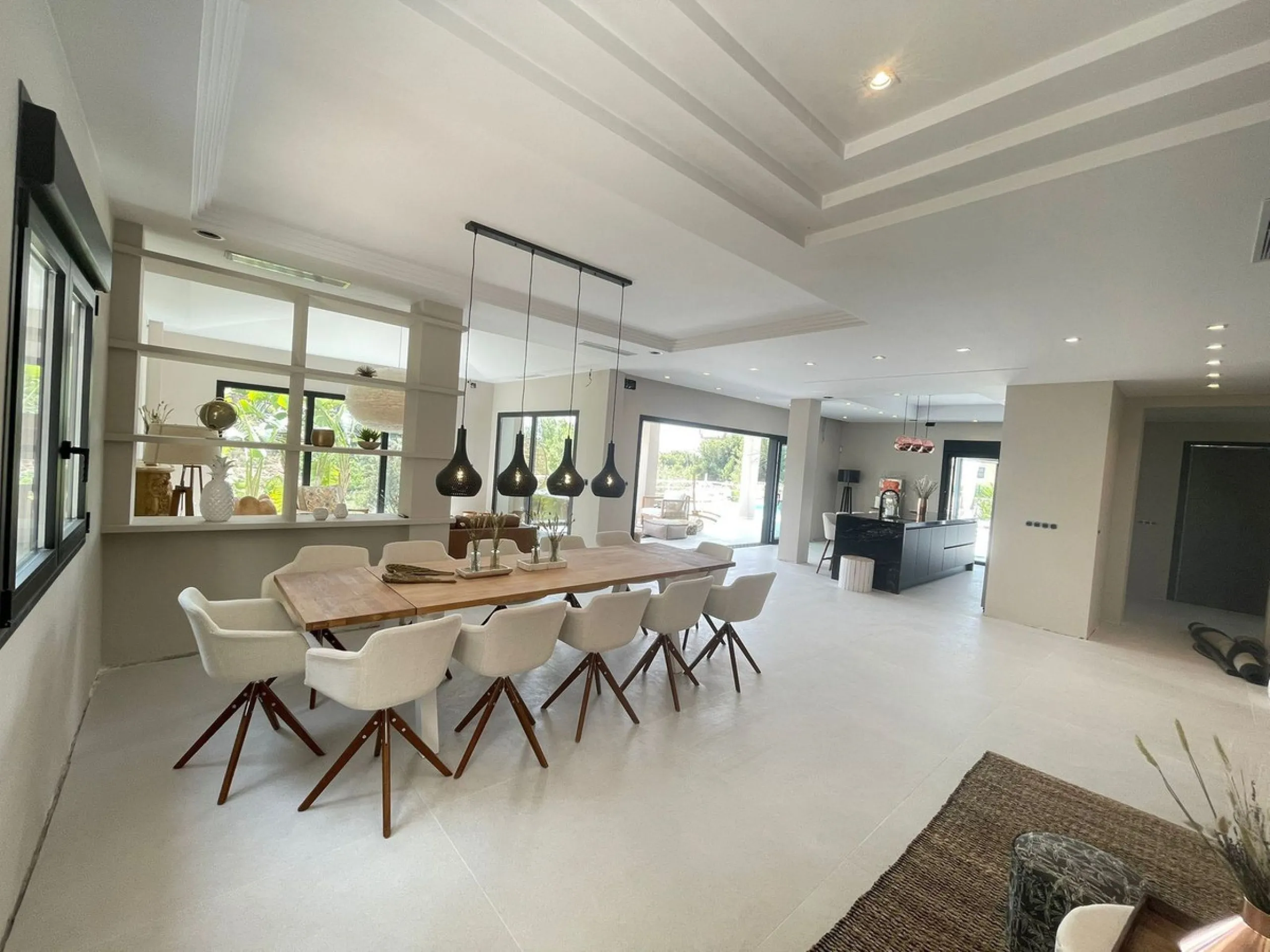 A unique property located on the first line golf of the Santa Maria Golf Course with breathtaking sea views. This large villa (468m2 living space and 200m2 balconies and terraces) on a large plot of 1335m2 is fully renovated to the highest standards. It o
