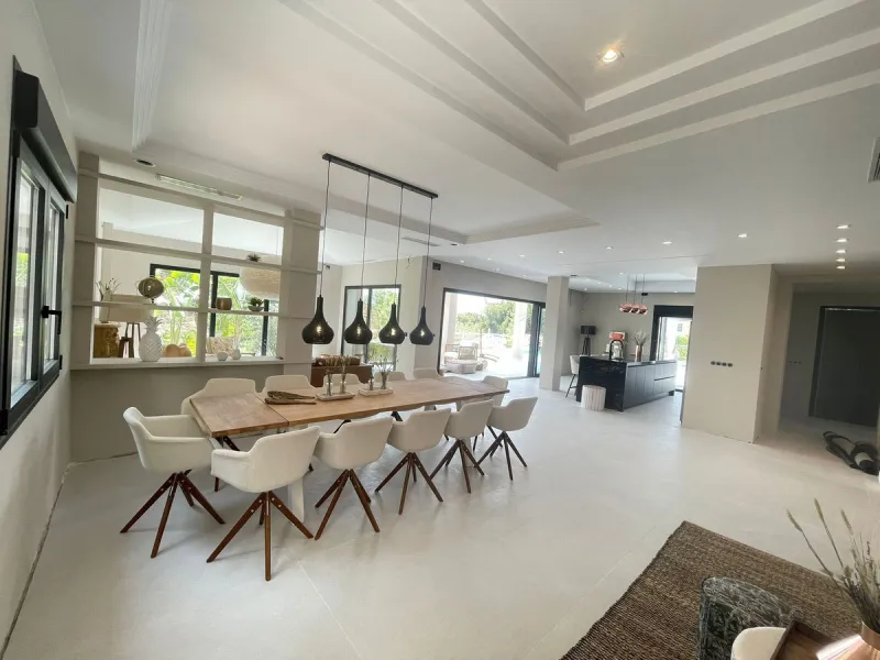 A unique property located on the first line golf of the Santa Maria Golf Course with breathtaking sea views. This large villa (468m2 living space and 200m2 balconies and terraces) on a large plot of 1335m2 is fully renovated to the highest standards. It o