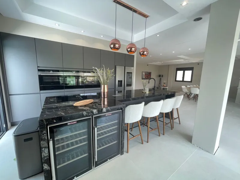 A unique property located on the first line golf of the Santa Maria Golf Course with breathtaking sea views. This large villa (468m2 living space and 200m2 balconies and terraces) on a large plot of 1335m2 is fully renovated to the highest standards. It o