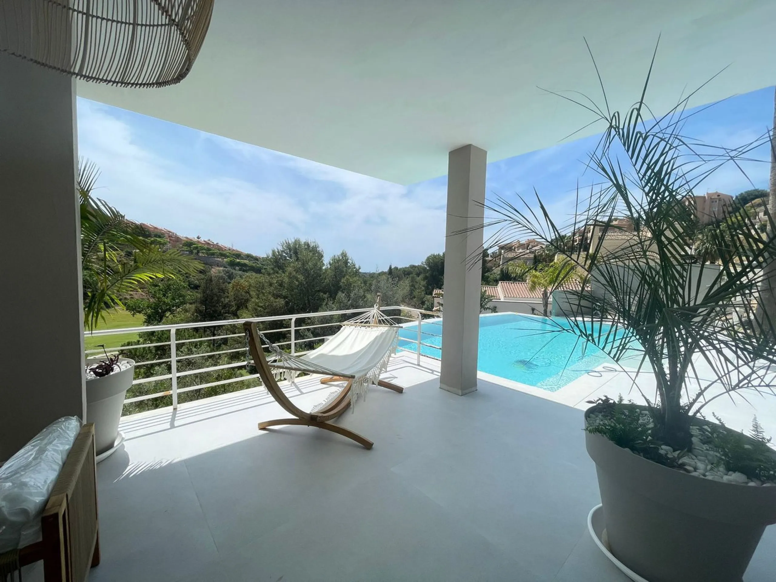 A unique property located on the first line golf of the Santa Maria Golf Course with breathtaking sea views. This large villa (468m2 living space and 200m2 balconies and terraces) on a large plot of 1335m2 is fully renovated to the highest standards. It o