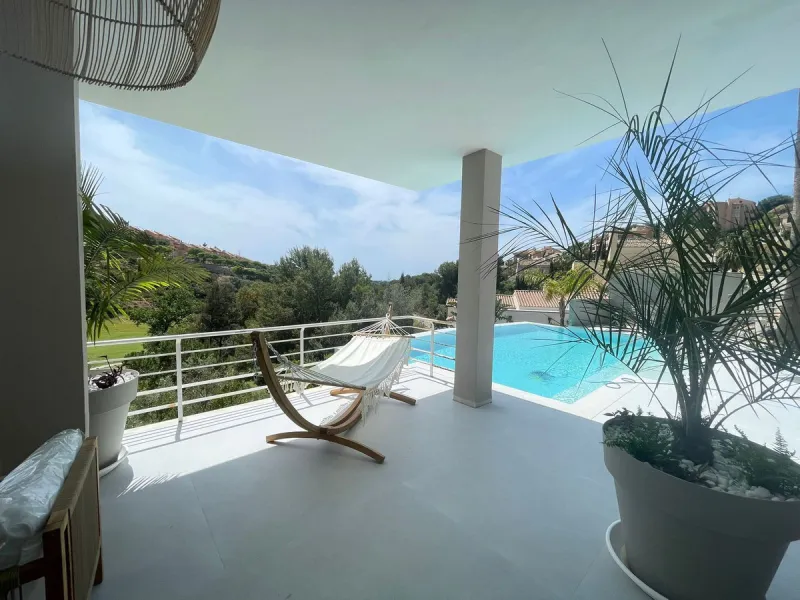 A unique property located on the first line golf of the Santa Maria Golf Course with breathtaking sea views. This large villa (468m2 living space and 200m2 balconies and terraces) on a large plot of 1335m2 is fully renovated to the highest standards. It o