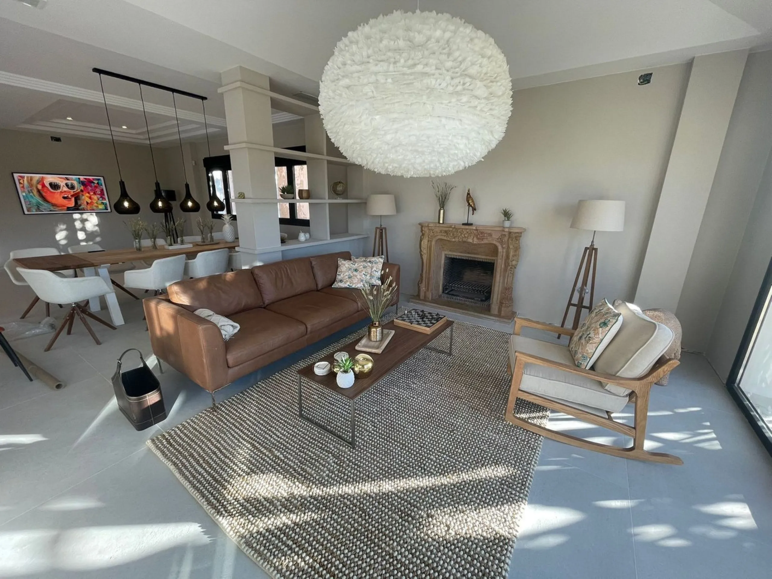 A unique property located on the first line golf of the Santa Maria Golf Course with breathtaking sea views. This large villa (468m2 living space and 200m2 balconies and terraces) on a large plot of 1335m2 is fully renovated to the highest standards. It o