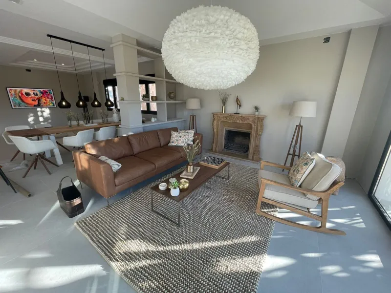 A unique property located on the first line golf of the Santa Maria Golf Course with breathtaking sea views. This large villa (468m2 living space and 200m2 balconies and terraces) on a large plot of 1335m2 is fully renovated to the highest standards. It o