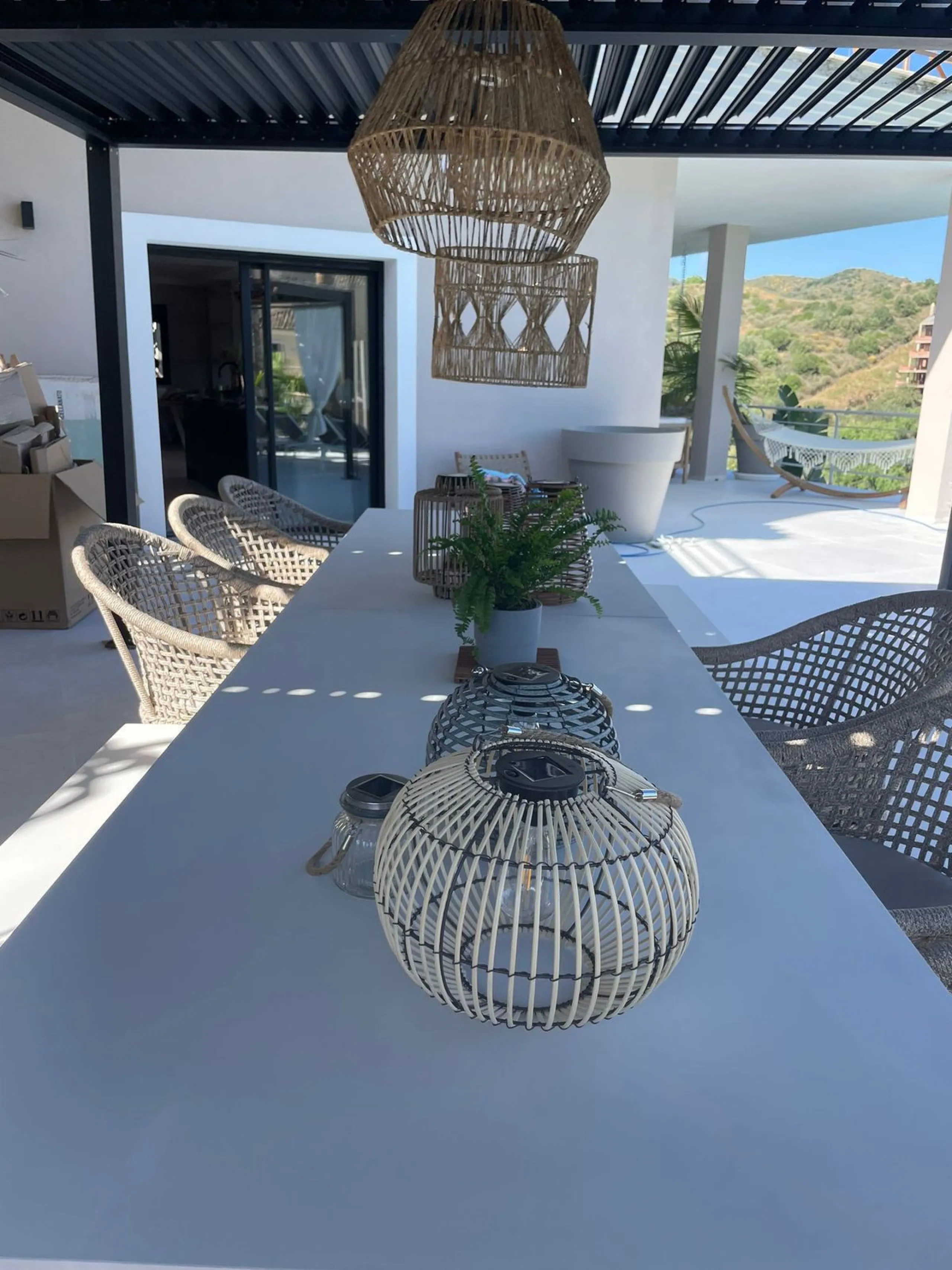 A unique property located on the first line golf of the Santa Maria Golf Course with breathtaking sea views. This large villa (468m2 living space and 200m2 balconies and terraces) on a large plot of 1335m2 is fully renovated to the highest standards. It o