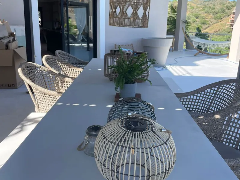A unique property located on the first line golf of the Santa Maria Golf Course with breathtaking sea views. This large villa (468m2 living space and 200m2 balconies and terraces) on a large plot of 1335m2 is fully renovated to the highest standards. It o