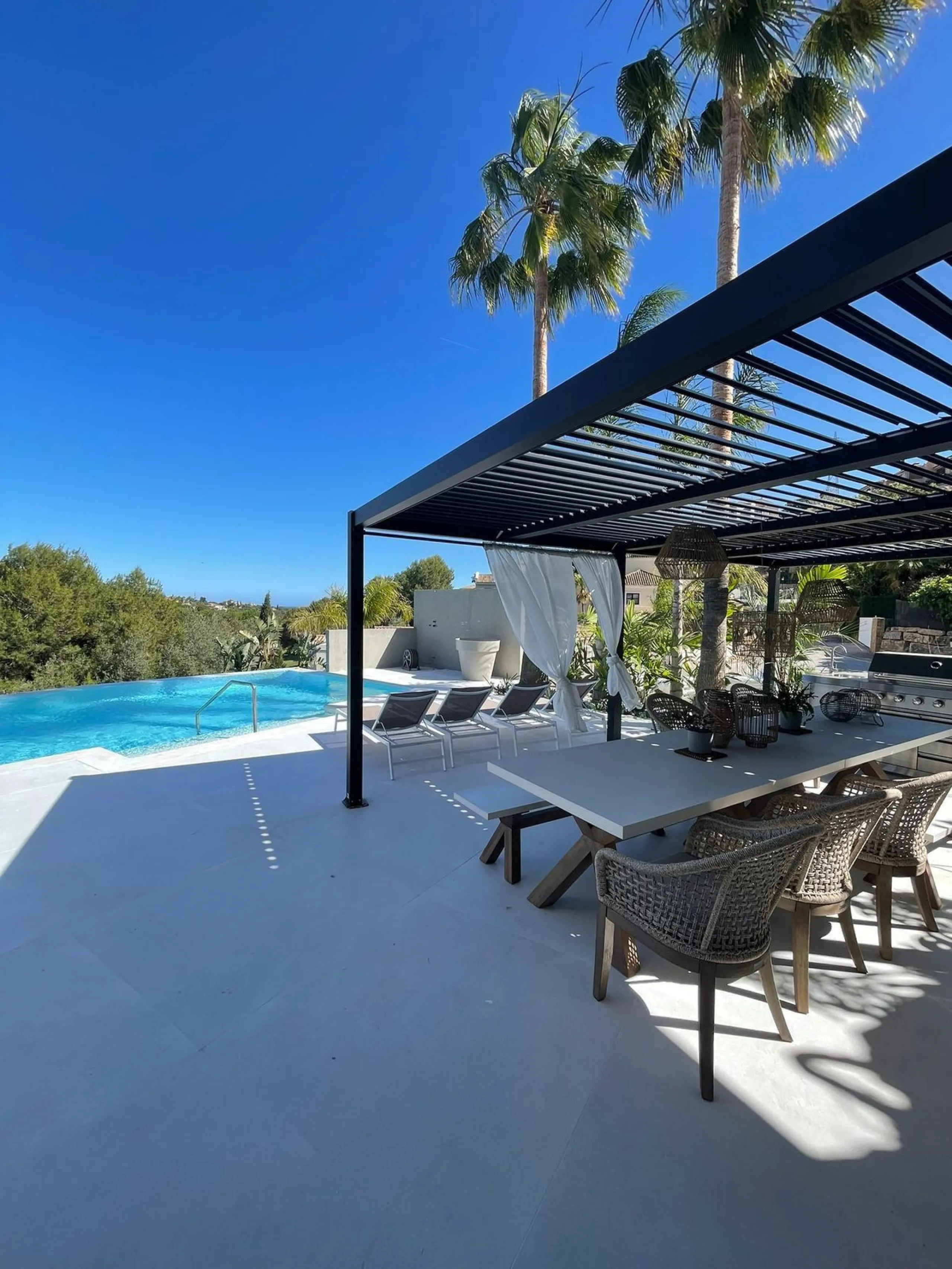 A unique property located on the first line golf of the Santa Maria Golf Course with breathtaking sea views. This large villa (468m2 living space and 200m2 balconies and terraces) on a large plot of 1335m2 is fully renovated to the highest standards. It o