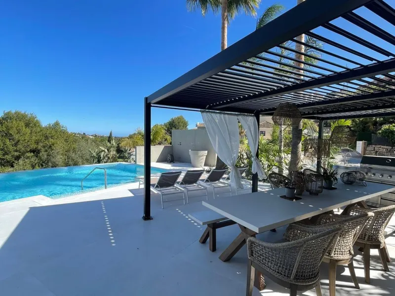 A unique property located on the first line golf of the Santa Maria Golf Course with breathtaking sea views. This large villa (468m2 living space and 200m2 balconies and terraces) on a large plot of 1335m2 is fully renovated to the highest standards. It o