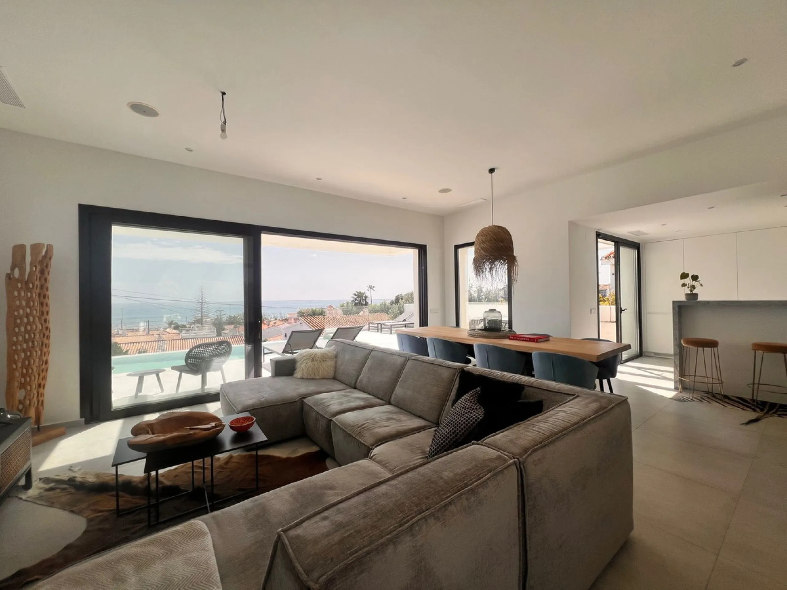 In an exceptional location, just 280 metres from the sea and the new El Chaparral promenade, you will find this impressive modern villa with truly fantastic panoramic sea views – a rarity at such a short distance from the coast.