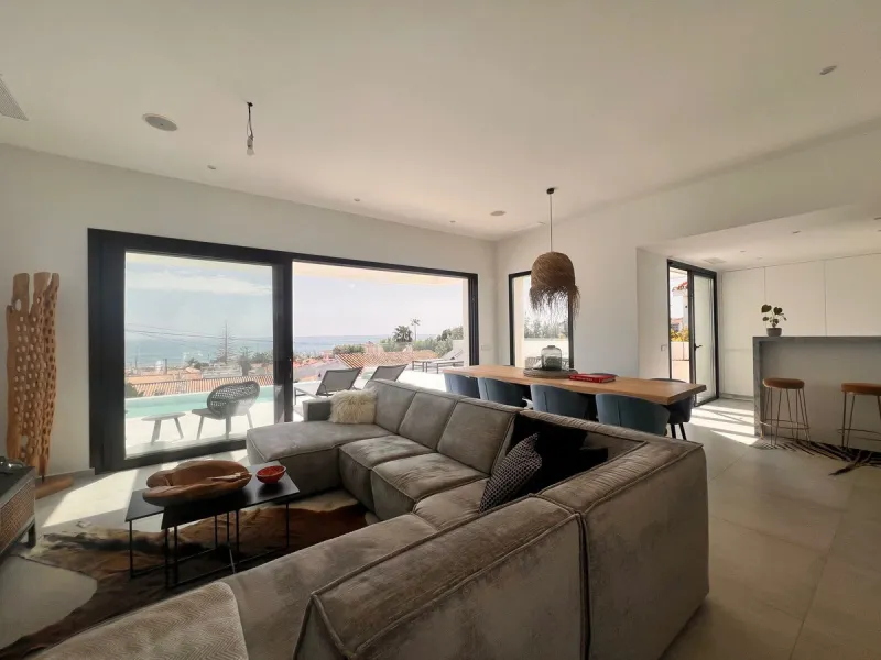 In an exceptional location, just 280 metres from the sea and the new El Chaparral promenade, you will find this impressive modern villa with truly fantastic panoramic sea views – a rarity at such a short distance from the coast.