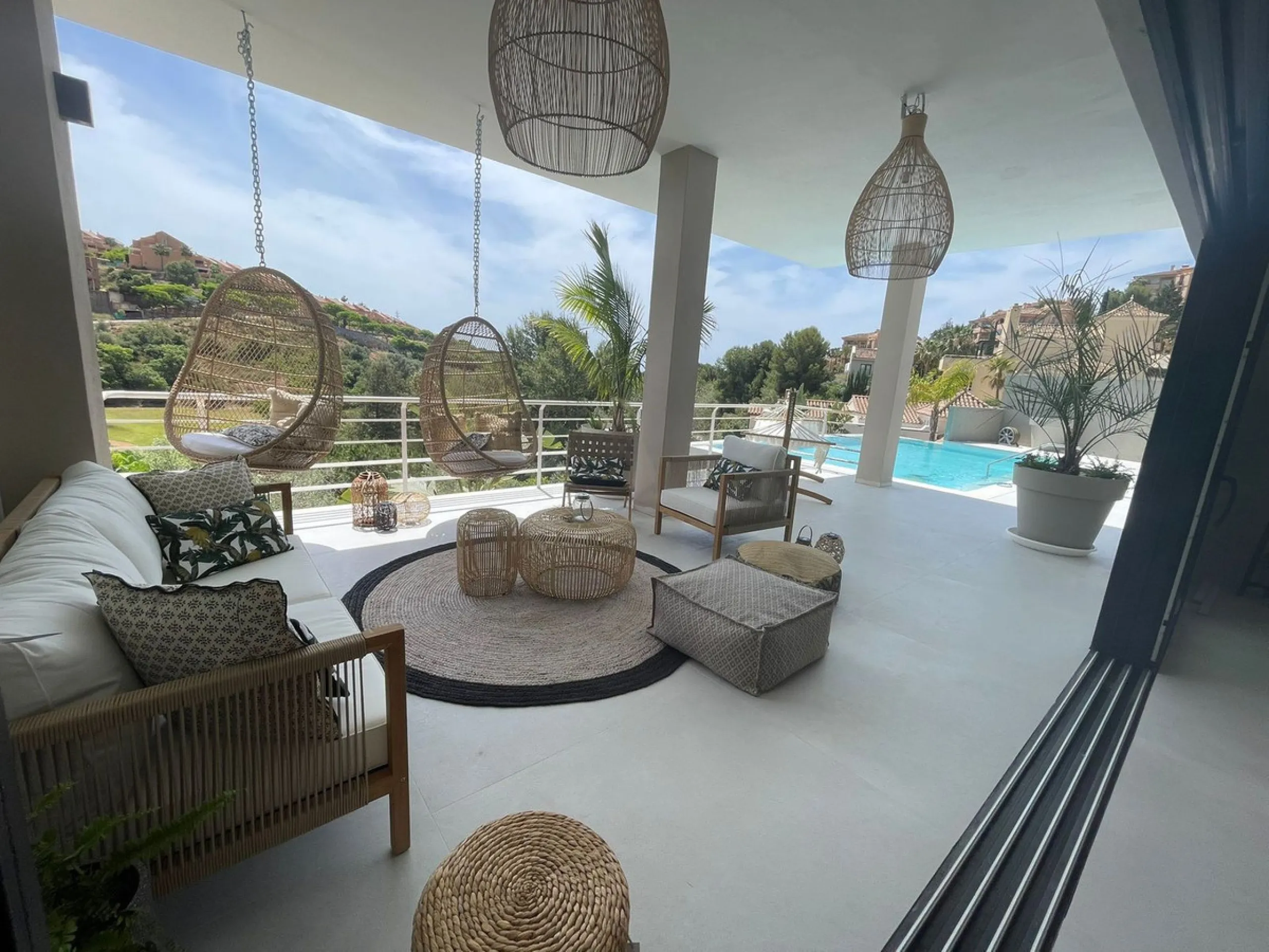 A unique property located on the first line golf of the Santa Maria Golf Course with breathtaking sea views. This large villa (468m2 living space and 200m2 balconies and terraces) on a large plot of 1335m2 is fully renovated to the highest standards. It o