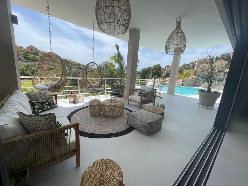 A unique property located on the first line golf of the Santa Maria Golf Course with breathtaking sea views. This large villa (468m2 living space and 200m2 balconies and terraces) on a large plot of 1335m2 is fully renovated to the highest standards. It o