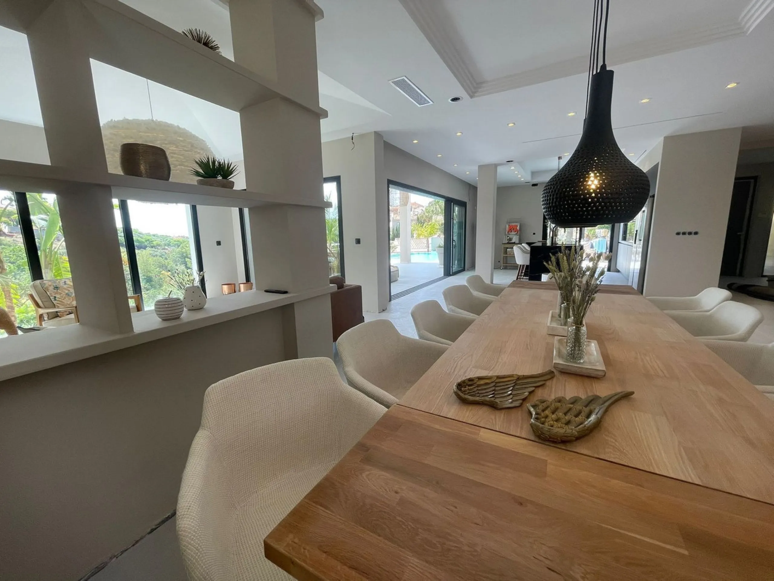 A unique property located on the first line golf of the Santa Maria Golf Course with breathtaking sea views. This large villa (468m2 living space and 200m2 balconies and terraces) on a large plot of 1335m2 is fully renovated to the highest standards. It o
