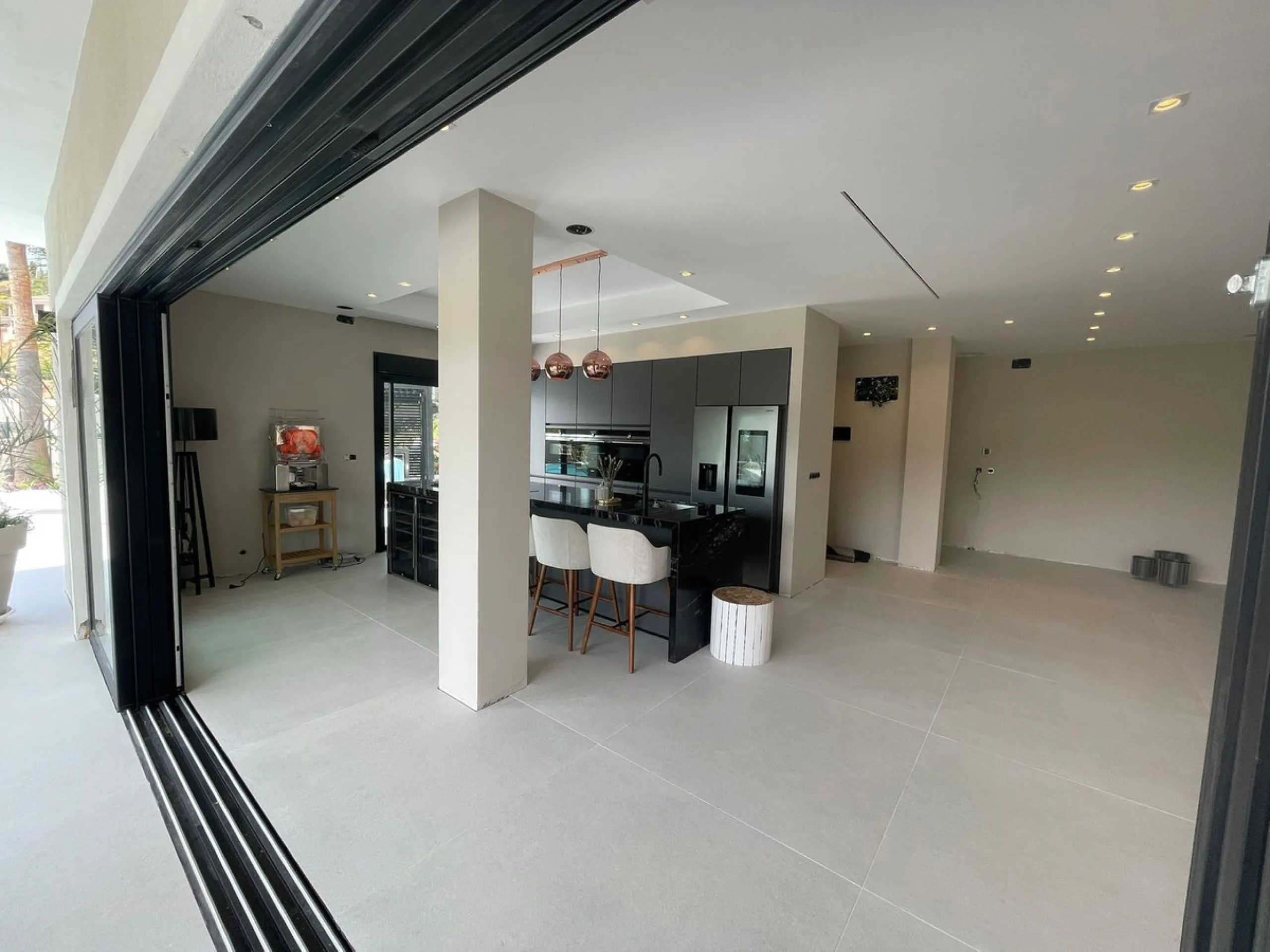 A unique property located on the first line golf of the Santa Maria Golf Course with breathtaking sea views. This large villa (468m2 living space and 200m2 balconies and terraces) on a large plot of 1335m2 is fully renovated to the highest standards. It o