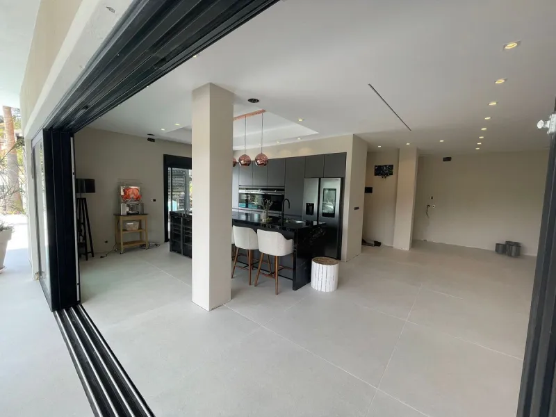 A unique property located on the first line golf of the Santa Maria Golf Course with breathtaking sea views. This large villa (468m2 living space and 200m2 balconies and terraces) on a large plot of 1335m2 is fully renovated to the highest standards. It o