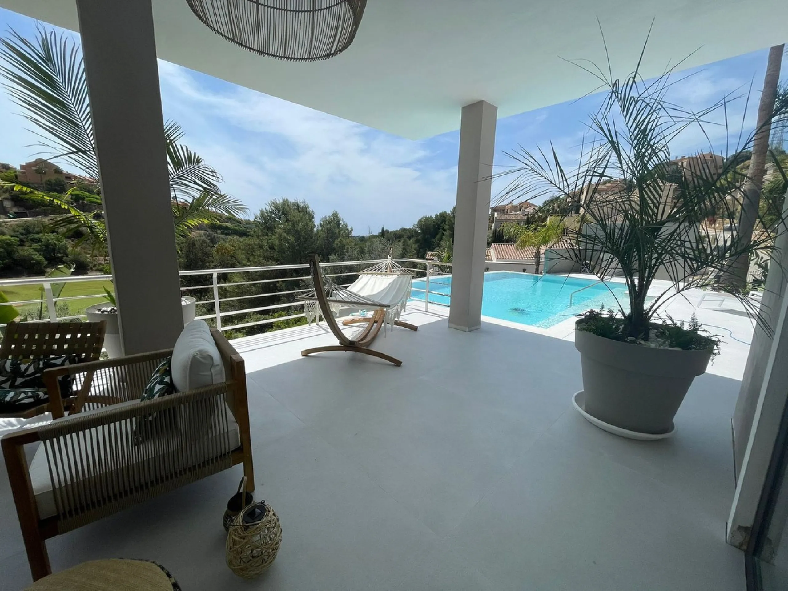 A unique property located on the first line golf of the Santa Maria Golf Course with breathtaking sea views. This large villa (468m2 living space and 200m2 balconies and terraces) on a large plot of 1335m2 is fully renovated to the highest standards. It o