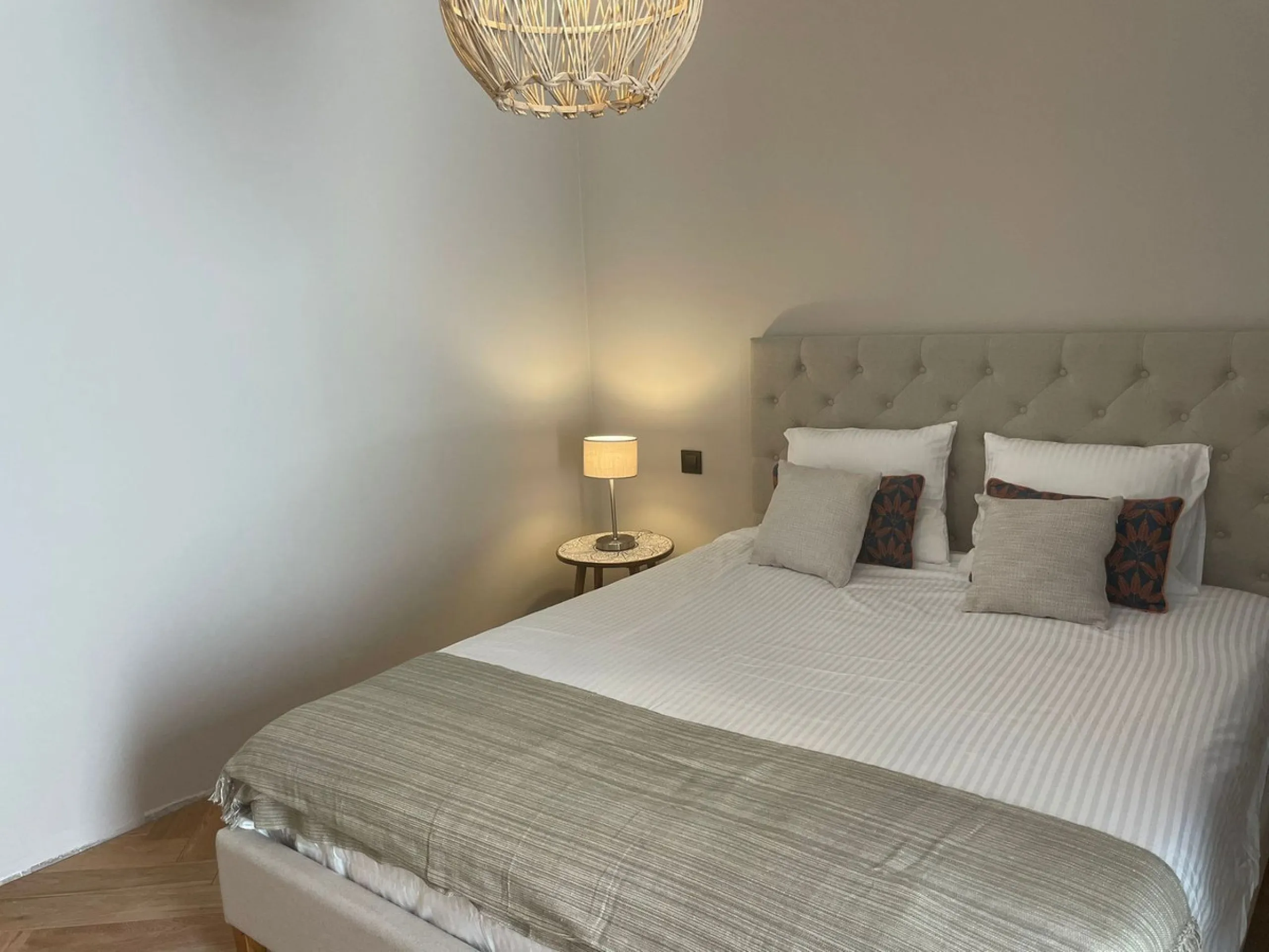 A unique property located on the first line golf of the Santa Maria Golf Course with breathtaking sea views. This large villa (468m2 living space and 200m2 balconies and terraces) on a large plot of 1335m2 is fully renovated to the highest standards. It o