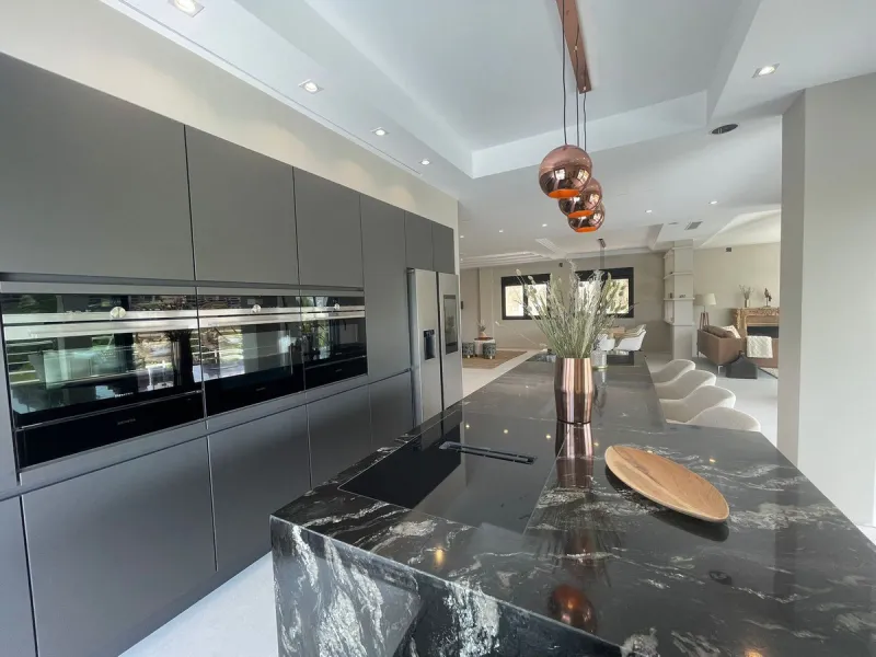A unique property located on the first line golf of the Santa Maria Golf Course with breathtaking sea views. This large villa (468m2 living space and 200m2 balconies and terraces) on a large plot of 1335m2 is fully renovated to the highest standards. It o
