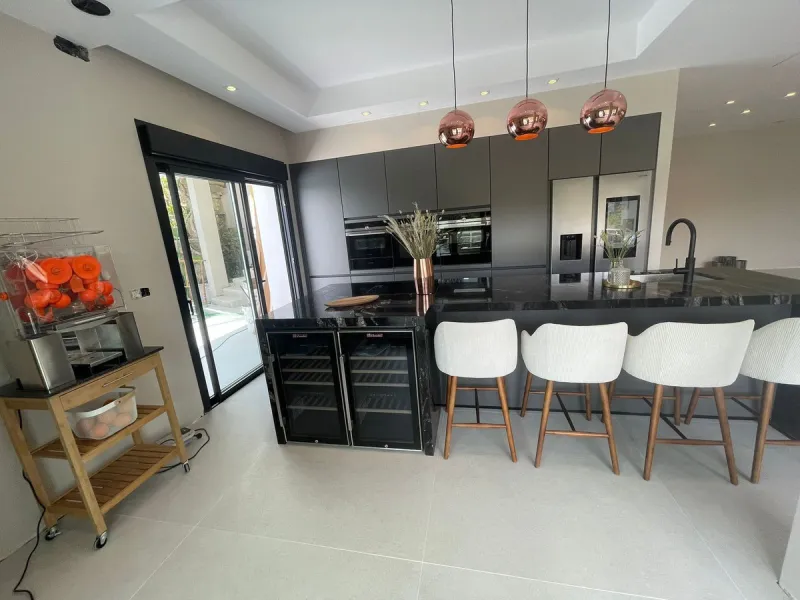 A unique property located on the first line golf of the Santa Maria Golf Course with breathtaking sea views. This large villa (468m2 living space and 200m2 balconies and terraces) on a large plot of 1335m2 is fully renovated to the highest standards. It o