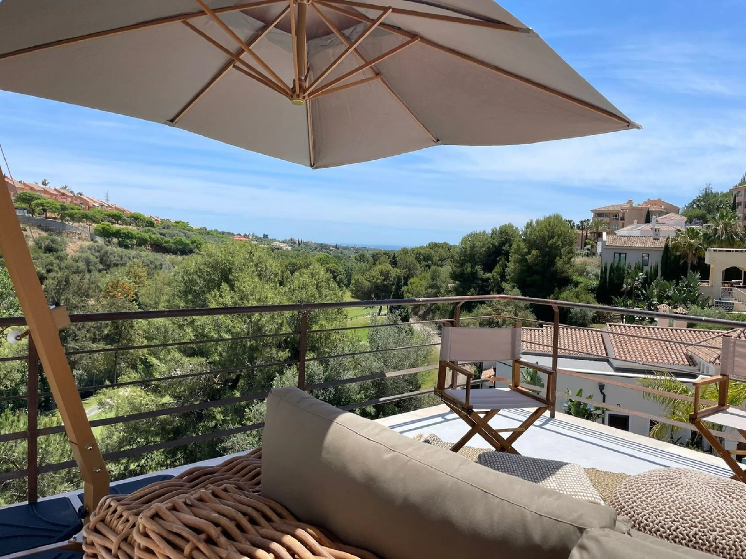 A unique property located on the first line golf of the Santa Maria Golf Course with breathtaking sea views. This large villa (468m2 living space and 200m2 balconies and terraces) on a large plot of 1335m2 is fully renovated to the highest standards. It o