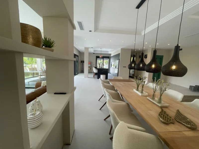 A unique property located on the first line golf of the Santa Maria Golf Course with breathtaking sea views. This large villa (468m2 living space and 200m2 balconies and terraces) on a large plot of 1335m2 is fully renovated to the highest standards. It o