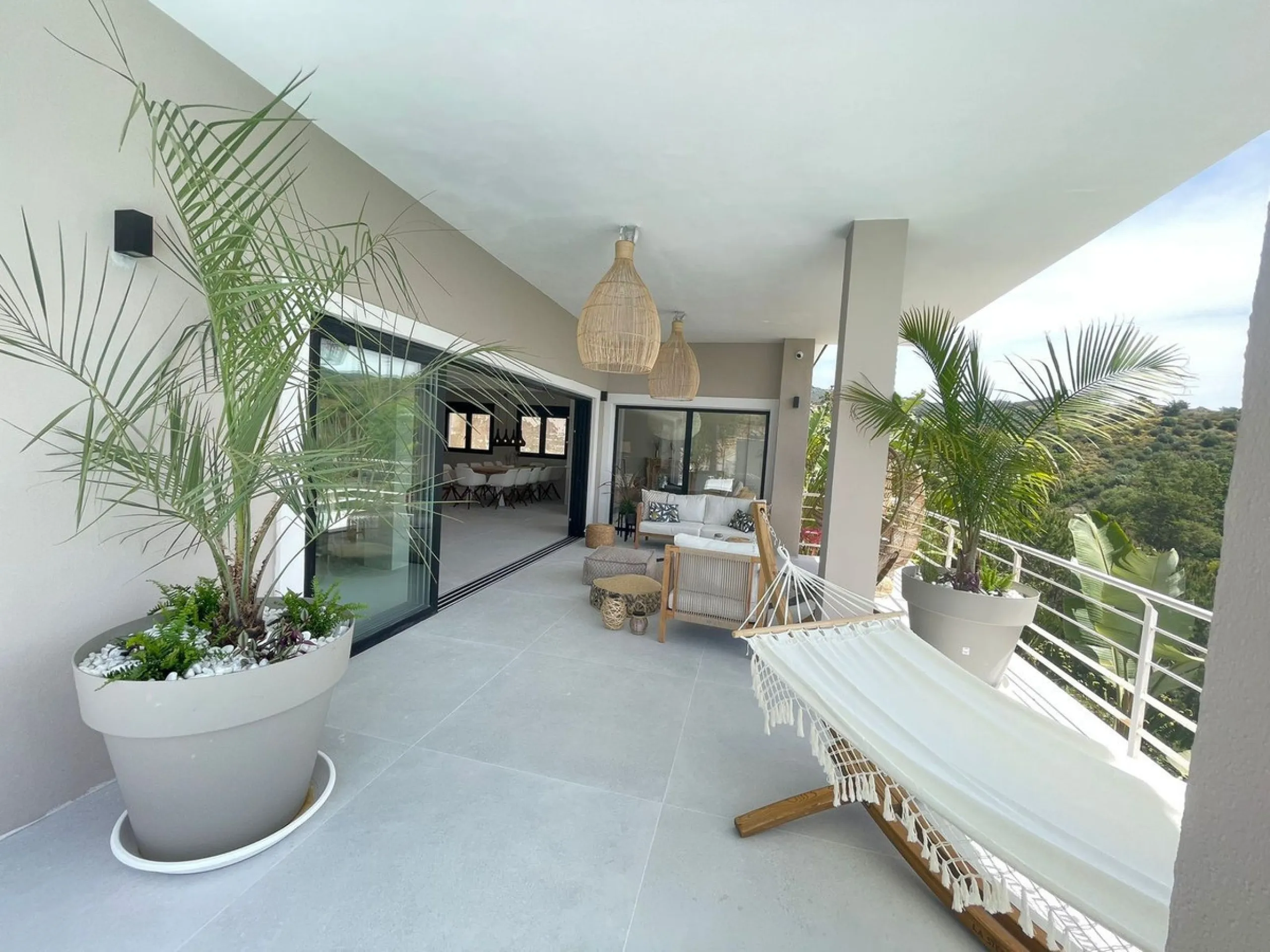 A unique property located on the first line golf of the Santa Maria Golf Course with breathtaking sea views. This large villa (468m2 living space and 200m2 balconies and terraces) on a large plot of 1335m2 is fully renovated to the highest standards. It o