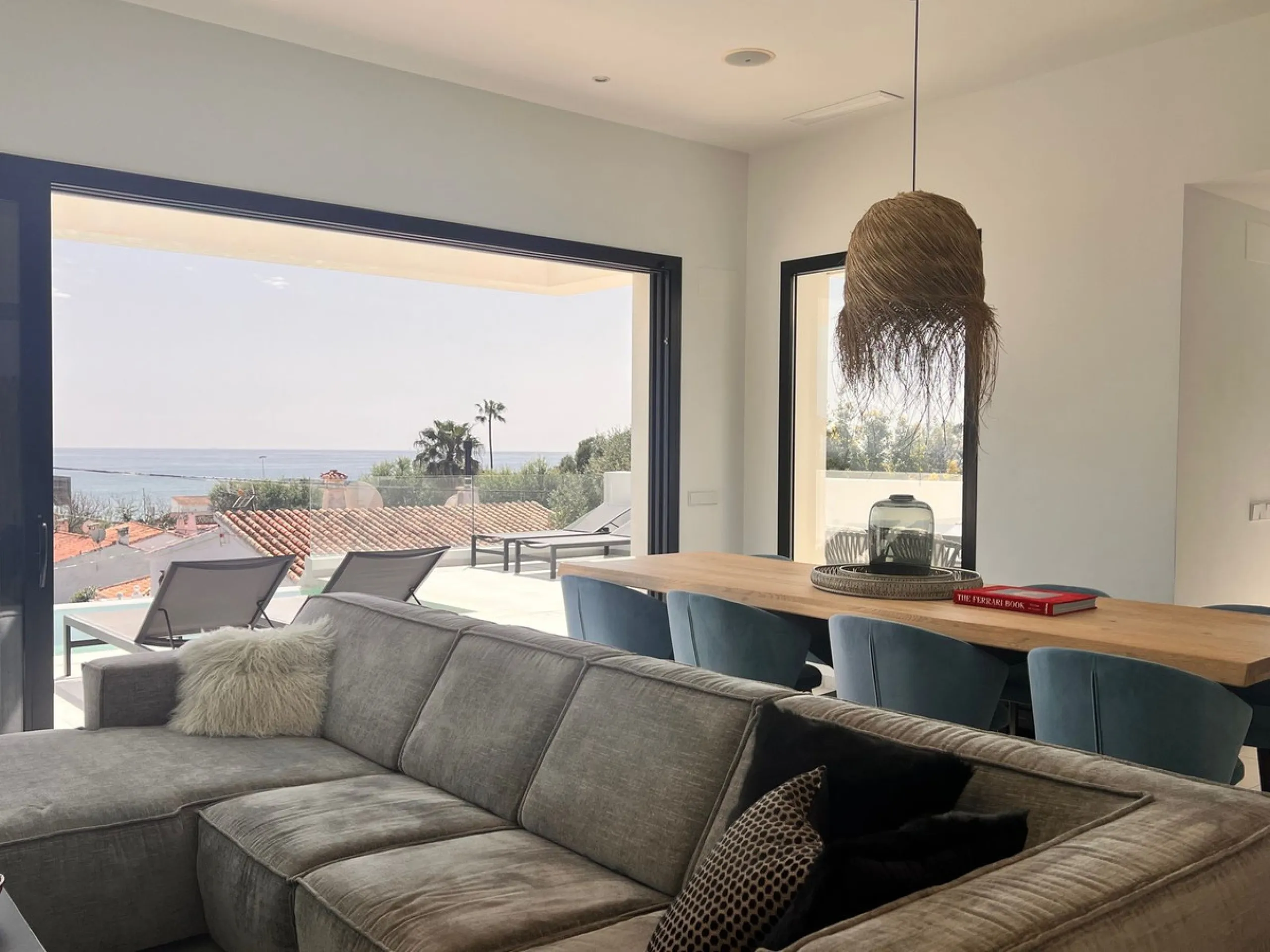 In an exceptional location, just 280 metres from the sea and the new El Chaparral promenade, you will find this impressive modern villa with truly fantastic panoramic sea views – a rarity at such a short distance from the coast.