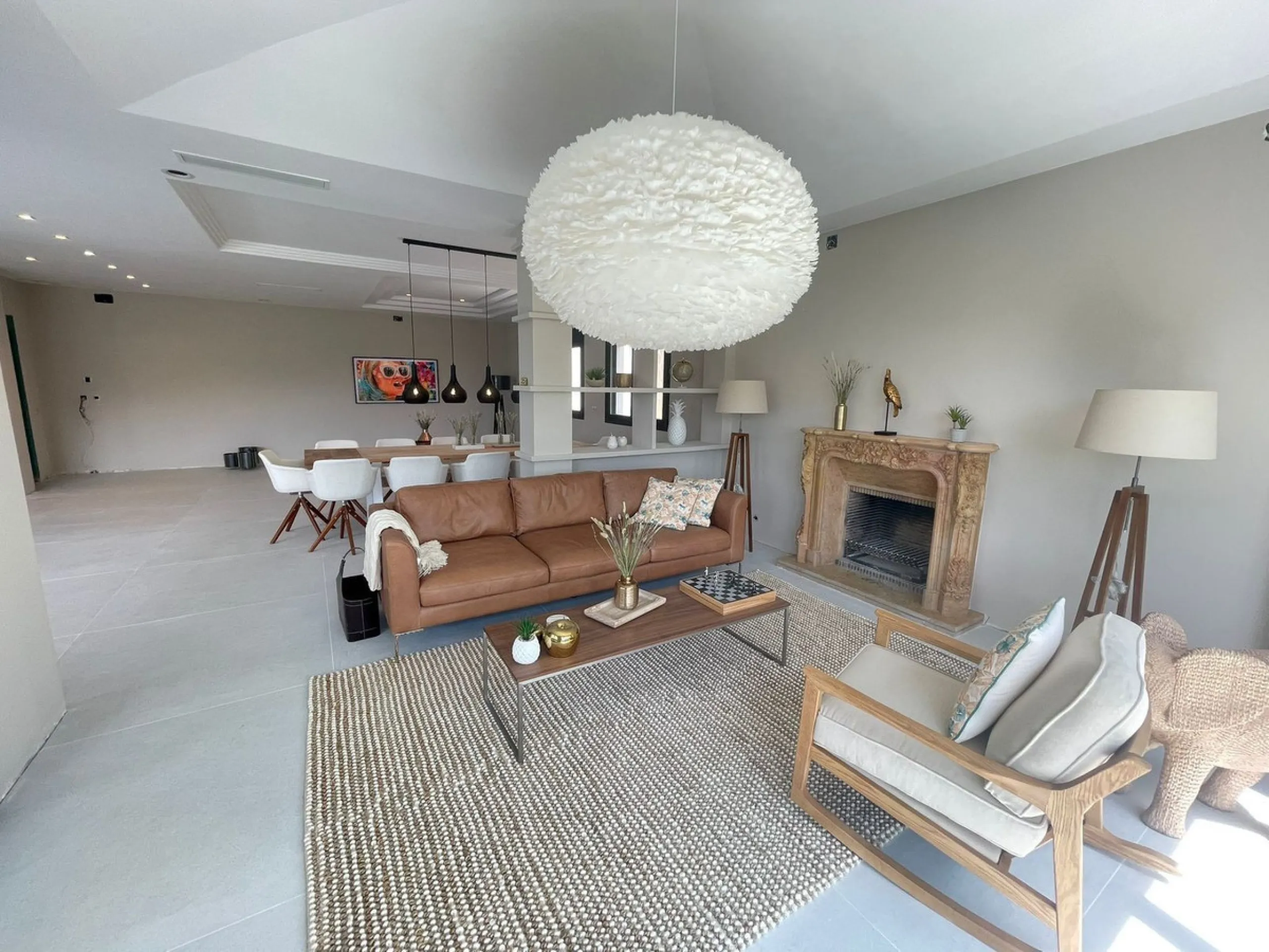 A unique property located on the first line golf of the Santa Maria Golf Course with breathtaking sea views. This large villa (468m2 living space and 200m2 balconies and terraces) on a large plot of 1335m2 is fully renovated to the highest standards. It o