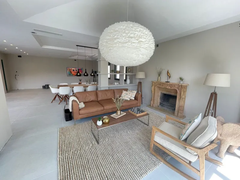 A unique property located on the first line golf of the Santa Maria Golf Course with breathtaking sea views. This large villa (468m2 living space and 200m2 balconies and terraces) on a large plot of 1335m2 is fully renovated to the highest standards. It o