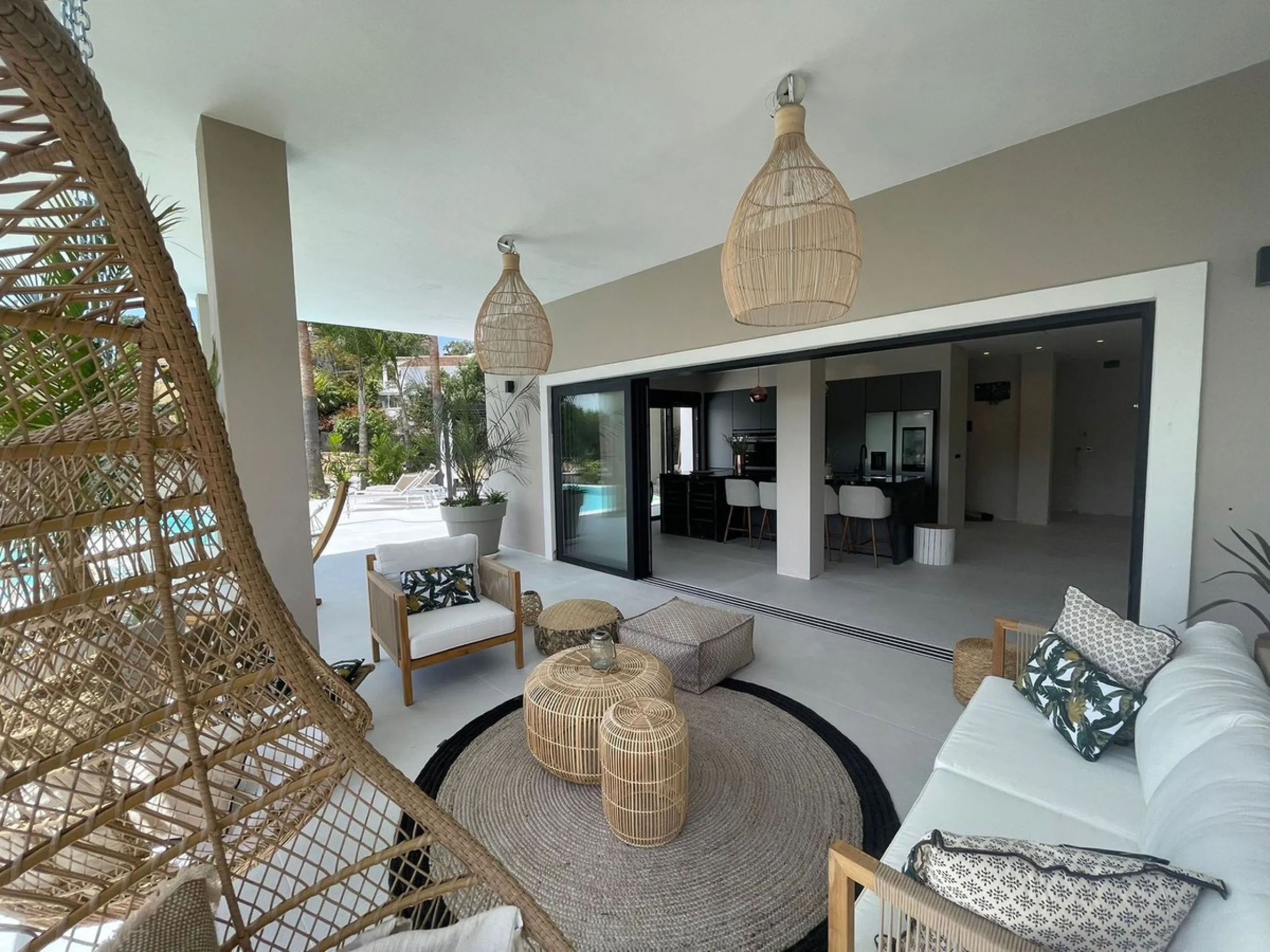 A unique property located on the first line golf of the Santa Maria Golf Course with breathtaking sea views. This large villa (468m2 living space and 200m2 balconies and terraces) on a large plot of 1335m2 is fully renovated to the highest standards. It o