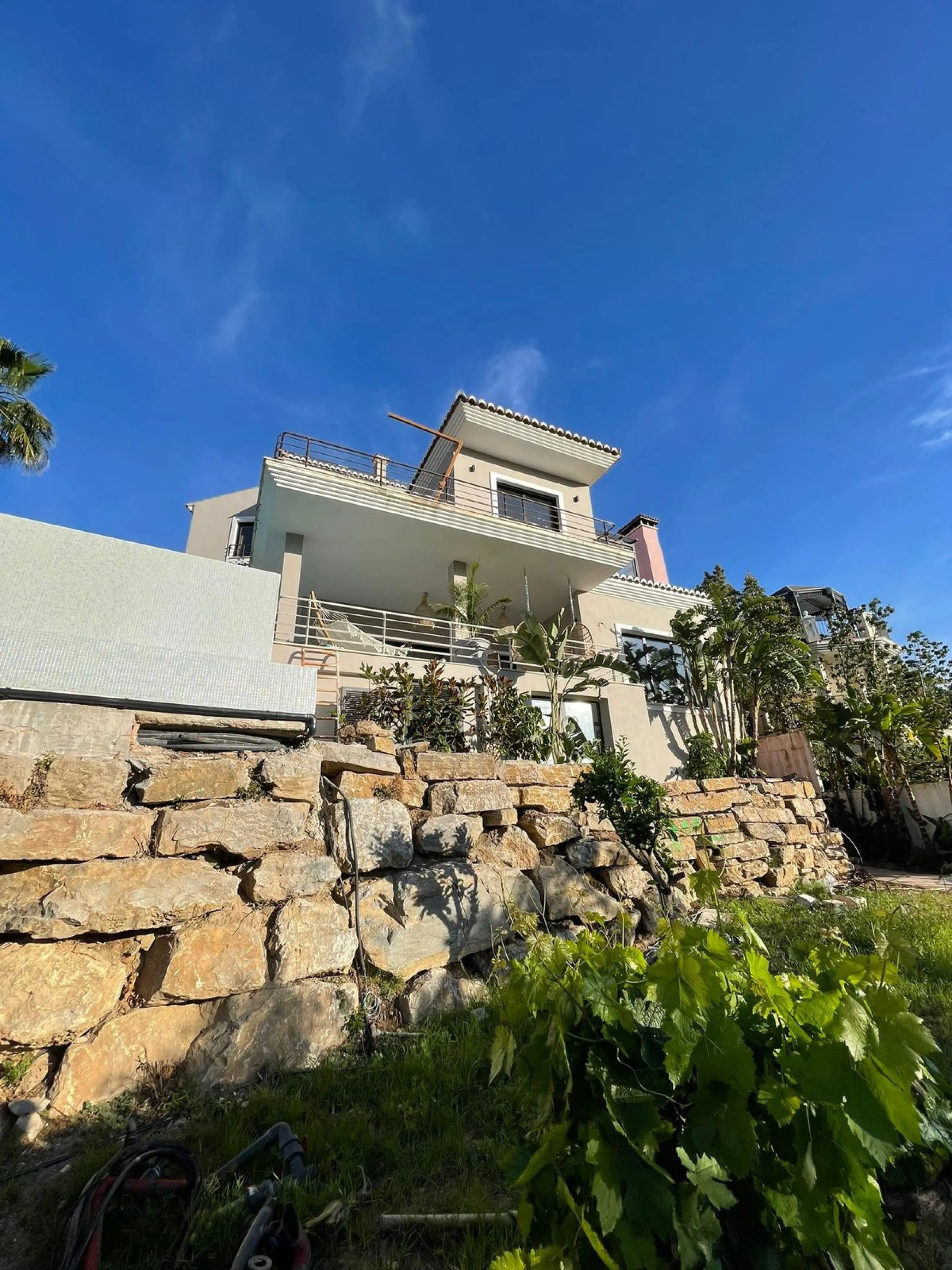 A unique property located on the first line golf of the Santa Maria Golf Course with breathtaking sea views. This large villa (468m2 living space and 200m2 balconies and terraces) on a large plot of 1335m2 is fully renovated to the highest standards. It o