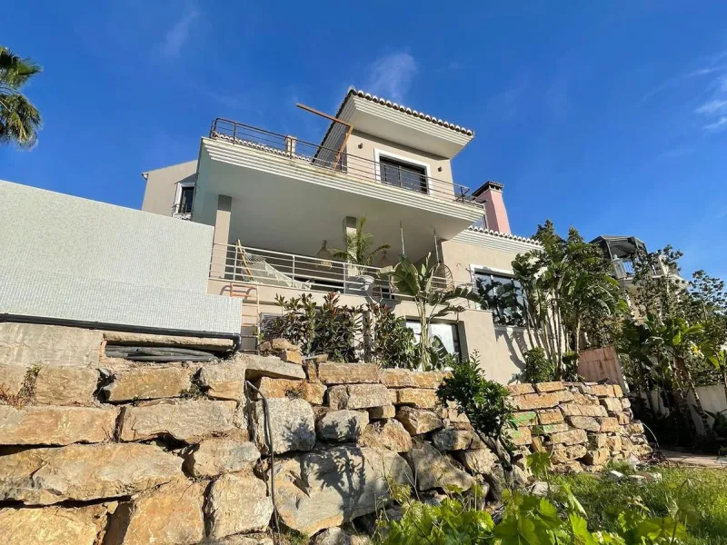 A unique property located on the first line golf of the Santa Maria Golf Course with breathtaking sea views. This large villa (468m2 living space and 200m2 balconies and terraces) on a large plot of 1335m2 is fully renovated to the highest standards. It o