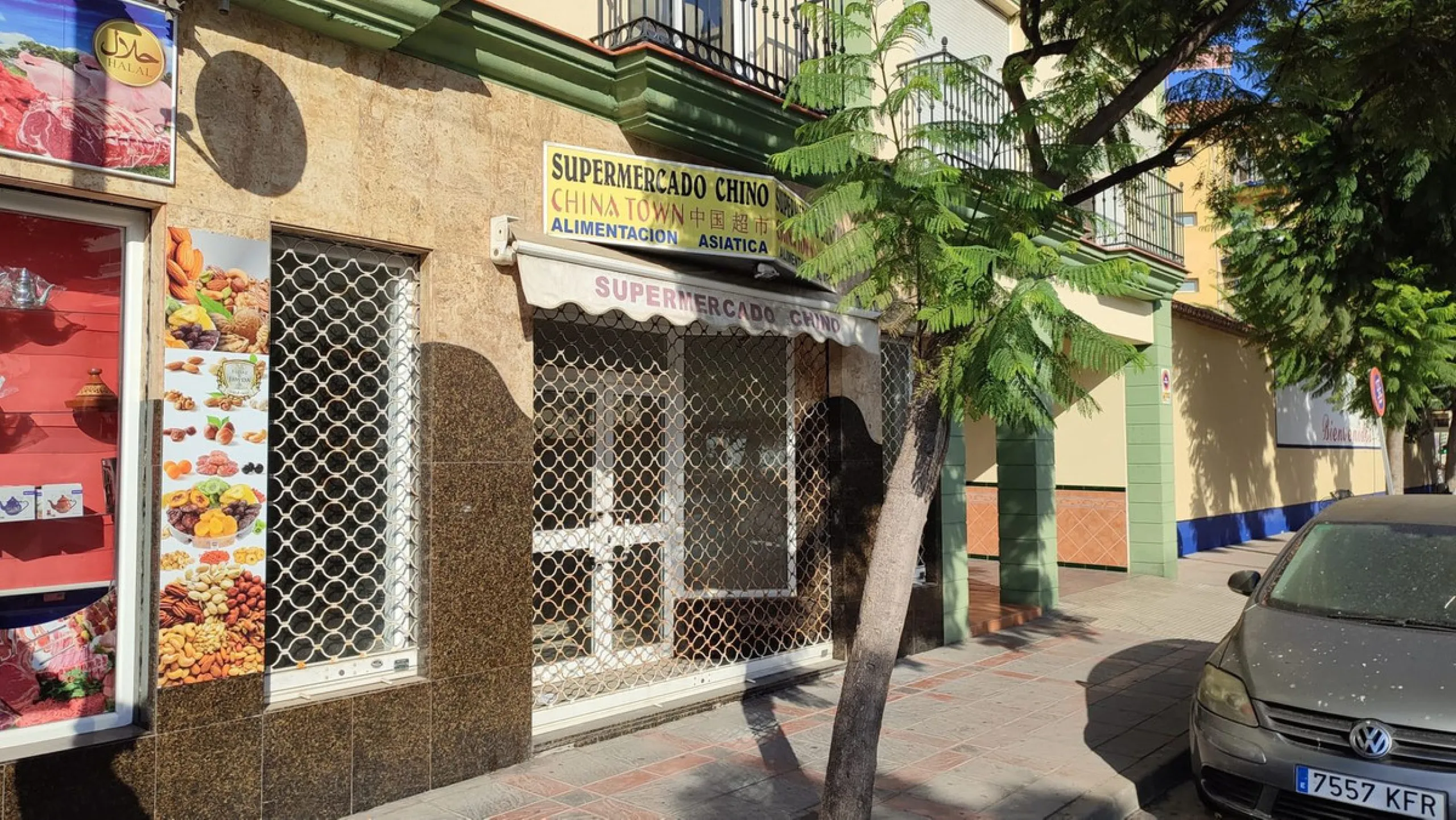 For sale two retable premises in the main avenue of Fuengirola, close to all services. Currently in the same registered property, you can later make a segregation. But they are two spacious premises with the facility to retabilize them by renting them out
