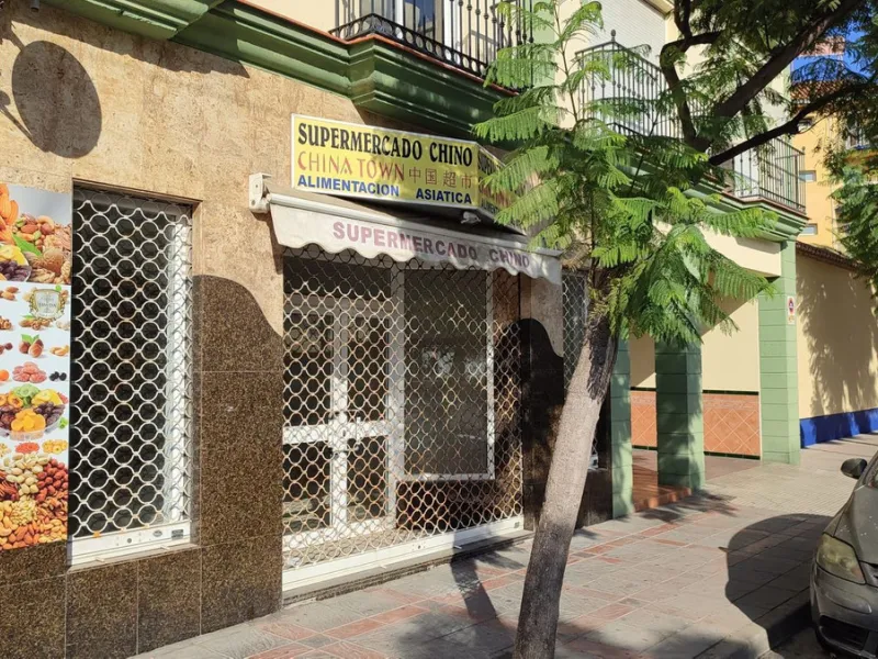 For sale two retable premises in the main avenue of Fuengirola, close to all services. Currently in the same registered property, you can later make a segregation. But they are two spacious premises with the facility to retabilize them by renting them out