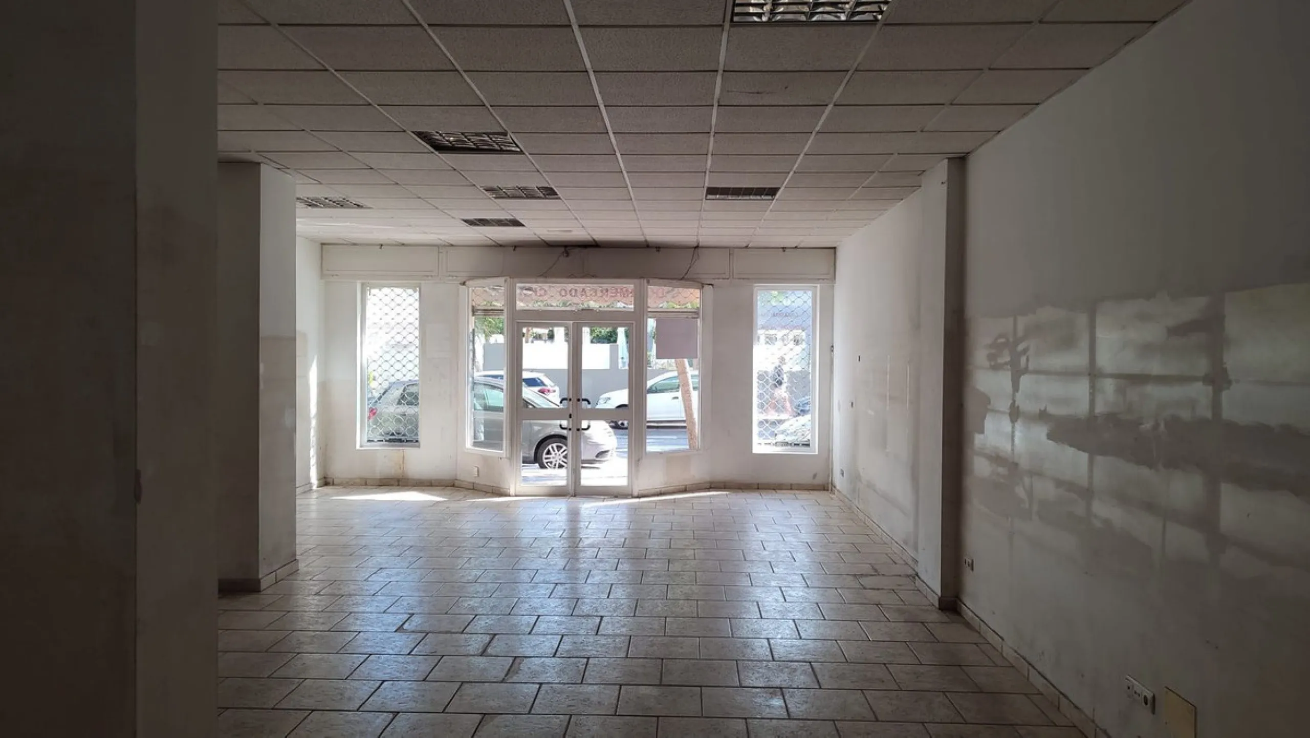 For sale two retable premises in the main avenue of Fuengirola, close to all services. Currently in the same registered property, you can later make a segregation. But they are two spacious premises with the facility to retabilize them by renting them out