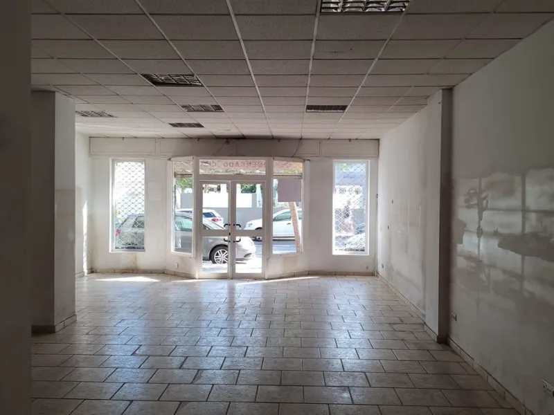 For sale two retable premises in the main avenue of Fuengirola, close to all services. Currently in the same registered property, you can later make a segregation. But they are two spacious premises with the facility to retabilize them by renting them out
